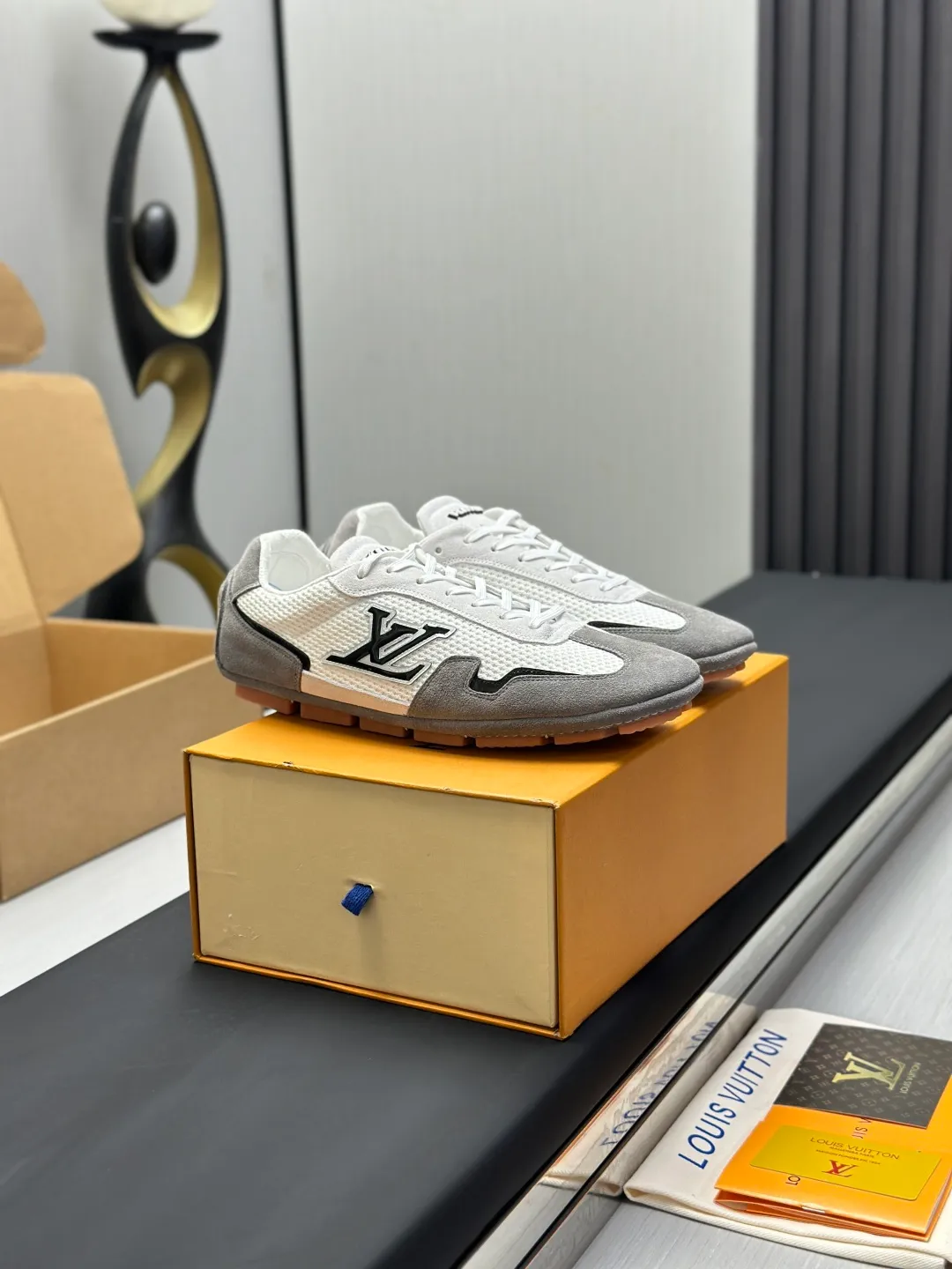 👟👟Ex-factory price 680👟👟 (Top version fully packaged) LV Louis Vuitton L Family Donkey Brand Latest Rally Series Mesh Casual Sports Shoes Doudou Shoes Original purchase, development and production This LV Rally sports shoe is made of suede cow leather and mesh fabric, and a rubber pad outsole is incorporated into the driving shoe configuration, making it a modern choice that is both comfortable and light. The LV letters on the side, the handwritten Louis Vuitton logo on the rear, and the Vuitton logo on the tongue and outsole jointly brand the brand mark. Exquisite packaging at the delivery counter🛍📦 ▪️Fabric: Original customized imported mesh + cowhide ▪️Inner lining: Original customized breathable mesh lining ▪️Outsole: Original molded anti-slip rubber material ▪️Sole thickness: 2CM ▪️Size: Men's 39-45